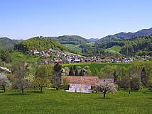 Lauwil im Frühling vom Westen aus betrachtet  