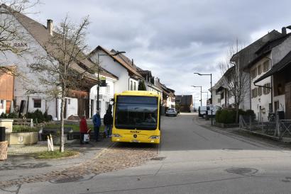 Der 71er Bus beim Dorfplatz