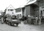 Emsiges Treiben in der Dorfstrasse 1946