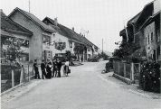 Dorfstrasse mit Musikanten 1953