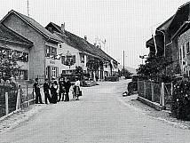Dorfstrasse mit Musikanten 1953