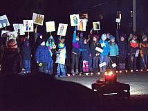 Eine Adventsfensteraufführung im 2018 der Schule Lauwil