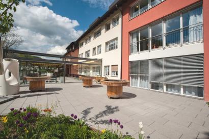 Alters- und Pflegeheim Moosmatt: Auf der Terrasse Foto: APH Moosmatt